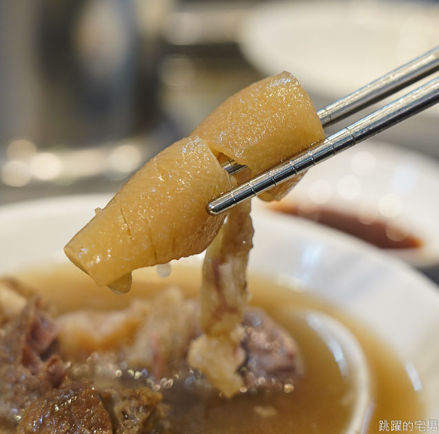 [龍山寺美食]華西街當歸豬腳-阿嬤賣的看起來就好吃 近60年台北豬腳又Q又彈  當歸湯頭圓潤 加湯還免費 搭配豬油拌飯 麵線就是蘇服  華西街美食 萬華小吃 萬華美食 台北老店小吃