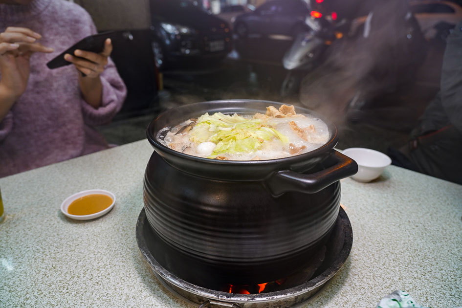 [花蓮美食]皇茗碳燒薑母鴨花蓮店-這家薑母鴨提供狗尾草雞湯(烏骨雞) 鮮甜湯頭值得一試 辣椒辣死人 愛吃辣必吃 營業至凌晨1點半 皇茗碳燒薑母鴨花蓮店菜單 花蓮薑母鴨 花蓮宵夜 花蓮狗尾草雞湯