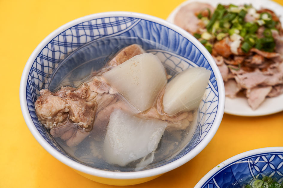 [華西街美食]阿義魯肉飯-這間台北40年老店 不但要吃蚵仔魯肉蓋飯 蒜泥白肉 排骨湯更是必點  龍山寺美食 台北滷肉飯推薦 萬華美食