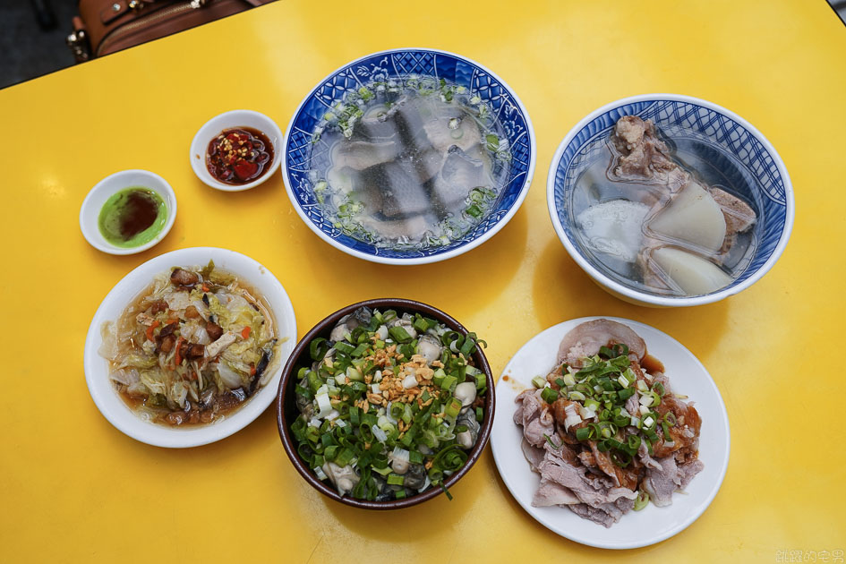 [華西街美食]阿義魯肉飯-這間台北40年老店 不但要吃蚵仔魯肉蓋飯 蒜泥白肉 排骨湯更是必點  龍山寺美食 台北滷肉飯推薦 萬華美食