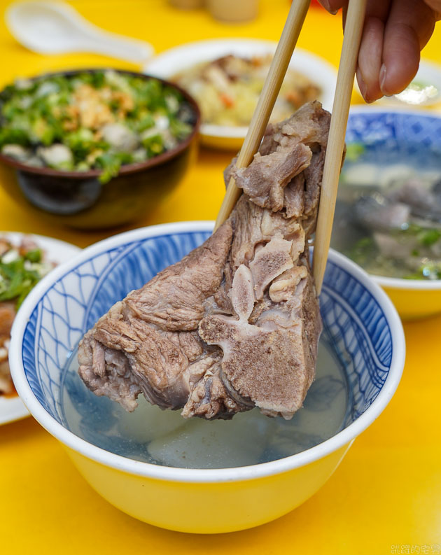 [華西街美食]阿義魯肉飯-這間台北40年老店 不但要吃蚵仔魯肉蓋飯 蒜泥白肉 排骨湯更是必點  龍山寺美食 台北滷肉飯推薦 萬華美食