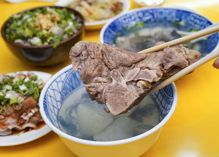 [華西街美食]阿義魯肉飯-這間台北40年老店 不但要吃蚵仔魯肉蓋飯 蒜泥白肉 排骨湯更是必點  龍山寺美食 台北滷肉飯推薦 萬華美食