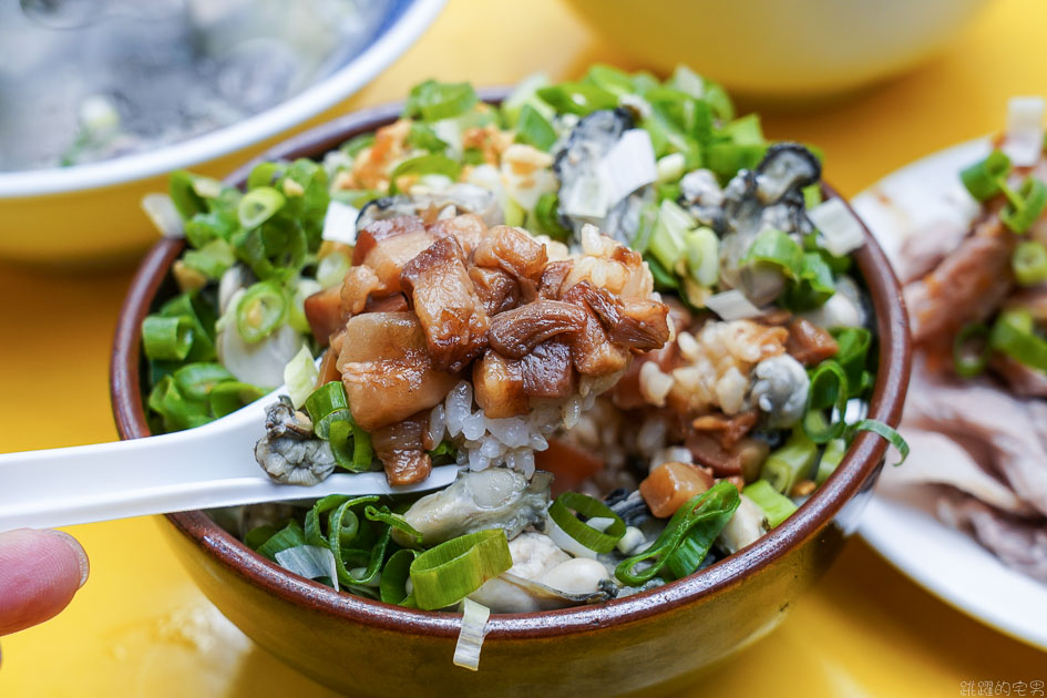 [華西街美食]阿義魯肉飯-這間台北40年老店 不但要吃蚵仔魯肉蓋飯 蒜泥白肉 排骨湯更是必點  龍山寺美食 台北滷肉飯推薦 萬華美食