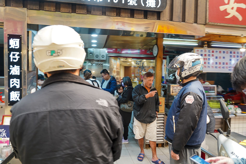 [華西街美食]阿義魯肉飯-這間台北40年老店 不但要吃蚵仔魯肉蓋飯 蒜泥白肉 排骨湯更是必點  龍山寺美食 台北滷肉飯推薦 萬華美食