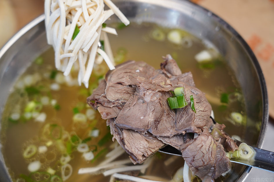 [華西街美食]麵鄉安徽淮南牛肉湯-燒餅控看過來 這間中午開賣的老麵香蔥燒餅脆口有嚼勁 鹹香滋味一吃就愛上  搭配牛肉湯只要100元還能免費加湯 龍山寺美食 萬華美食 萬華小吃 萬華胡椒餅