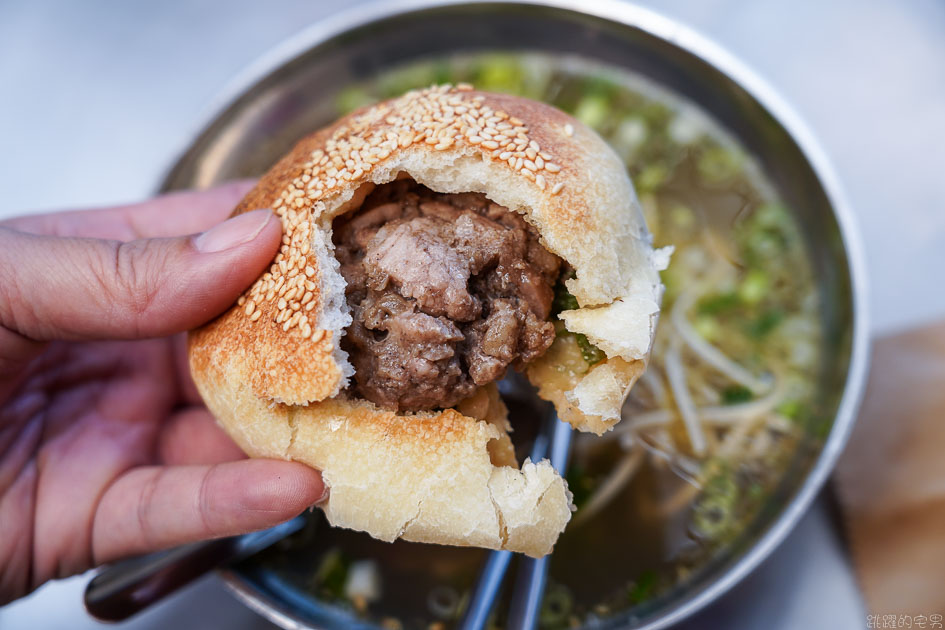 [華西街美食]麵鄉安徽淮南牛肉湯-燒餅控看過來 這間中午開賣的老麵香蔥燒餅脆口有嚼勁 鹹香滋味一吃就愛上  搭配牛肉湯只要100元還能免費加湯 龍山寺美食 萬華美食 萬華小吃 萬華胡椒餅