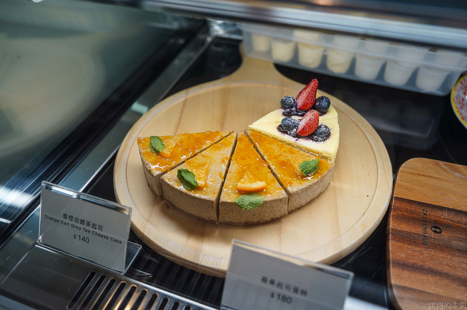 [中山站美食]Miss V Bakery Cafe 赤峰店-炸雞多汁美味到令人驚豔 美式炸雞鬆餅居然這麼好吃 草莓女王蛋糕必吃 Miss V Bakery菜單  Miss V Bakery肉桂捲