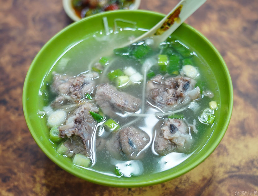 [新莊美食]二哥烏醋乾麵骨仔肉湯- 居然整碗都是豬眼睛 千萬不要確認眼神 重點Google評價600多還有4.1顆星!!  新莊小吃