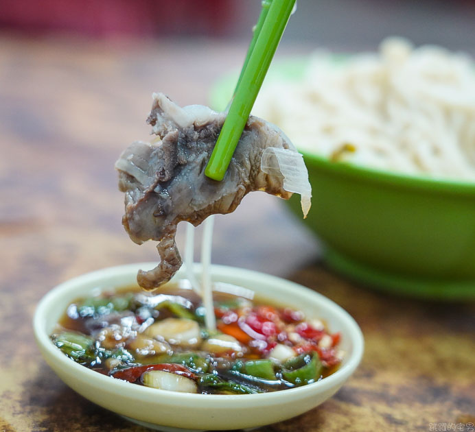 [新莊美食]二哥烏醋乾麵骨仔肉湯- 居然整碗都是豬眼睛 千萬不要確認眼神 重點Google評價600多還有4.1顆星!!  新莊小吃