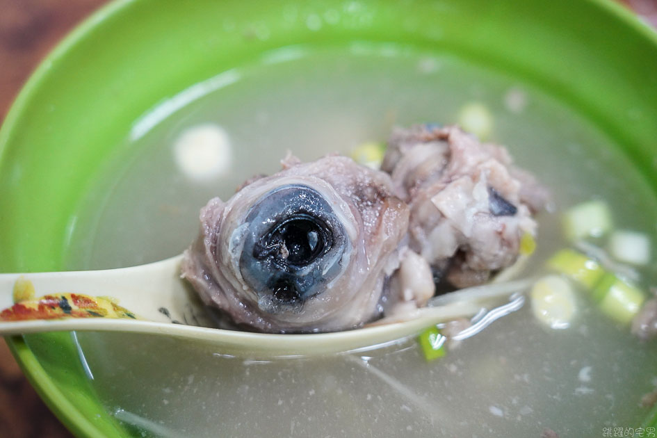 [新莊美食]二哥烏醋乾麵骨仔肉湯- 居然整碗都是豬眼睛 千萬不要確認眼神 重點Google評價600多還有4.1顆星!!  新莊小吃