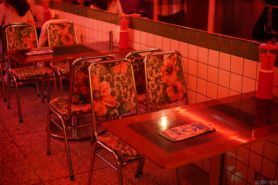 [台北公館美食]純愛小吃店-這間很像做黑的小吃部，粉粉暗紅色的燈光擺設很有茄子蛋歌中的80年代餐廳場景模樣 中正區美食 中正區酒吧 公館酒吧