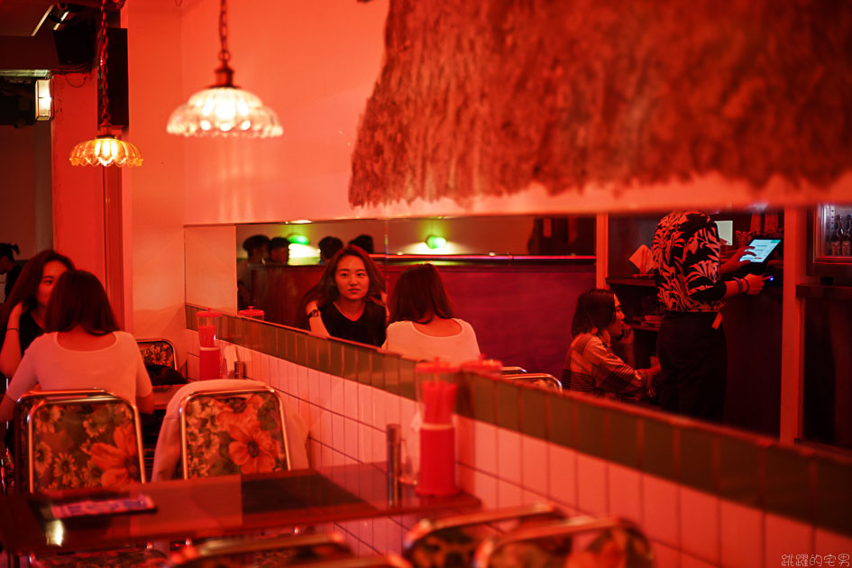 [台北公館美食]純愛小吃店-這間很像做黑的小吃部，粉粉暗紅色的燈光擺設很有茄子蛋歌中的80年代餐廳場景模樣 中正區美食 中正區酒吧 公館酒吧