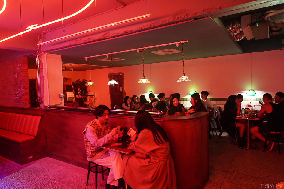 [台北公館美食]純愛小吃店-這間很像做黑的小吃部 粉粉暗紅色的燈光擺設很有茄子蛋歌中的80年代餐廳場景模樣 中正區美食 中正區酒吧 公館酒吧
