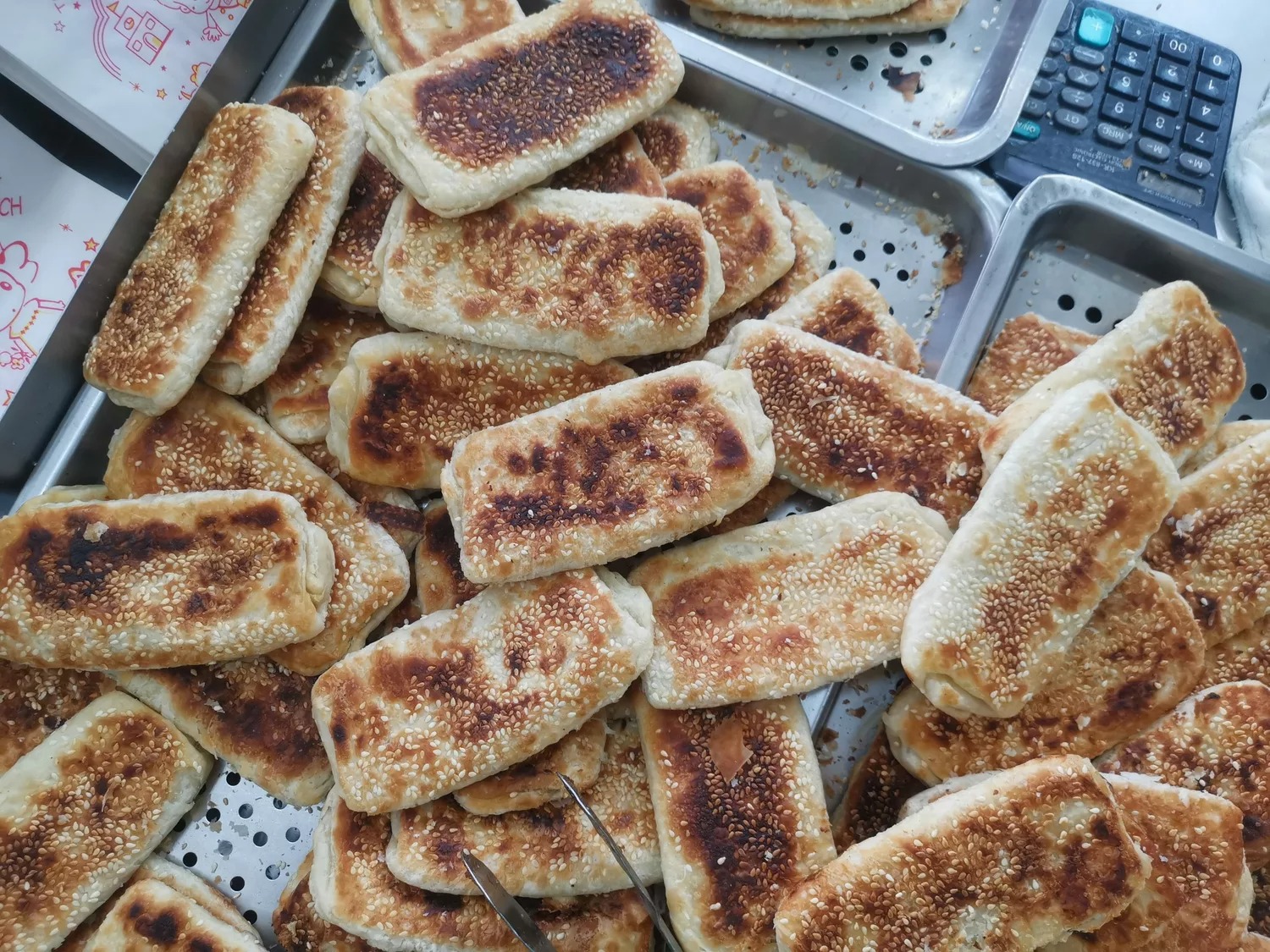 [花蓮吉安早餐]南埔純手工早點-在地人排隊吃的早餐店，外地沒見過的煎燒餅口感令人驚艷，鍋貼一起鍋就搶光，特調醬汁很加分，花蓮早餐，花蓮美食 @跳躍的宅男