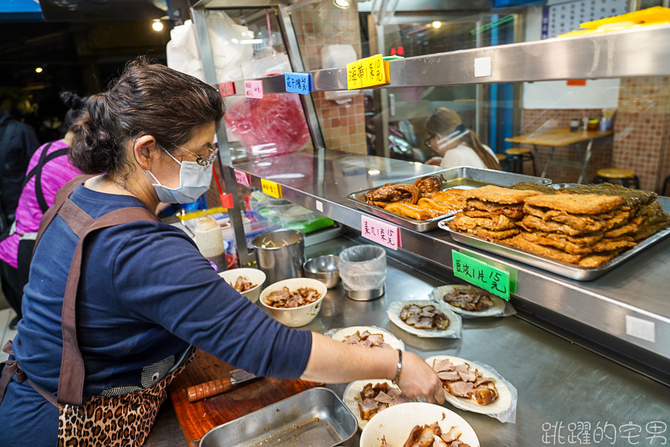 [新北中和美食]南勢角陽春麵-中和30年老店 來吃過就知道他為什麼生意好，乾麵滷味好吃  地方乾淨人親切，這樣的好店怎能不愛 中和宵夜必吃 南勢角陽春麵菜單