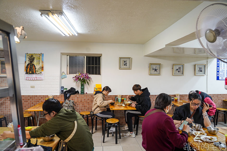 [新北中和美食]南勢角陽春麵-中和30年老店 來吃過就知道他為什麼生意好，乾麵滷味好吃  地方乾淨人親切，這樣的好店怎能不愛 中和宵夜必吃 南勢角陽春麵菜單