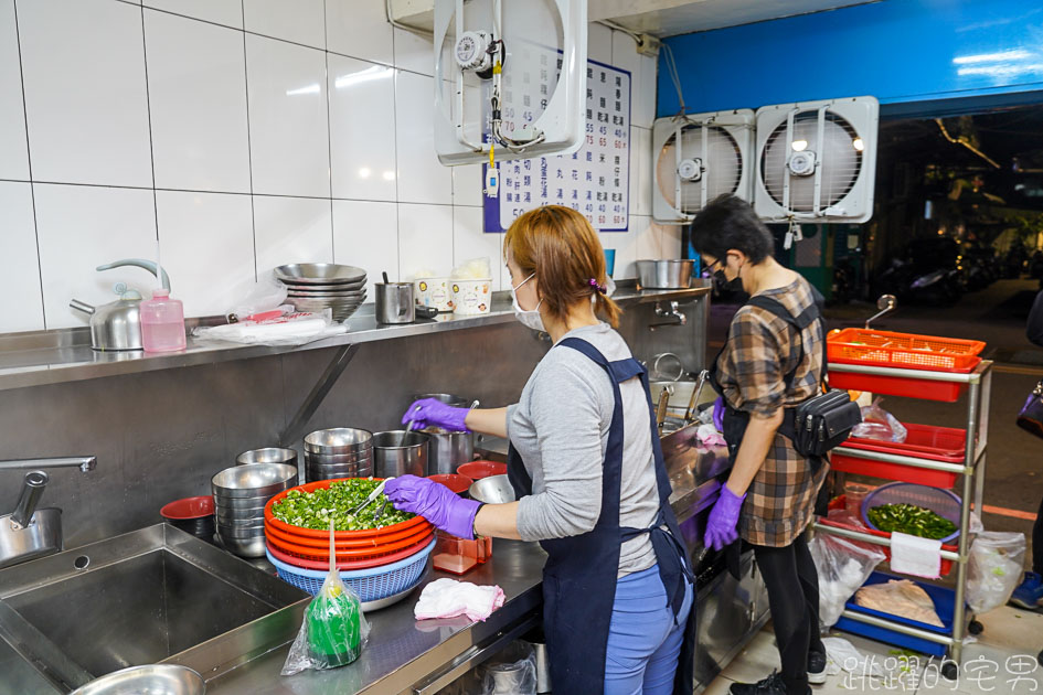 [新北中和美食]南勢角陽春麵-中和30年老店 來吃過就知道他為什麼生意好，乾麵滷味好吃  地方乾淨人親切，這樣的好店怎能不愛 中和宵夜必吃 南勢角陽春麵菜單