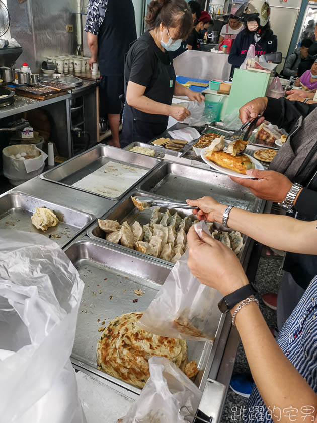 [花蓮吉安早餐]南埔純手工早點-在地人排隊吃的早餐店，外地沒見過的煎燒餅口感令人驚艷，鍋貼一起鍋就搶光，特調醬汁很加分，花蓮早餐，花蓮美食