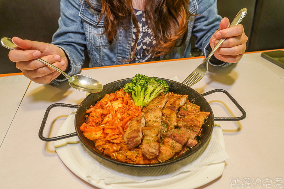 [花蓮美食]流奶與蜜義大利麵燉飯-大推韓式烤飯 口感Q彈超入味 份量足夠吃很爽 限量戰斧豬排吃肉必選 飲料無限暢飲 松露燉飯推薦 花蓮異國料理 流奶與蜜-花蓮店