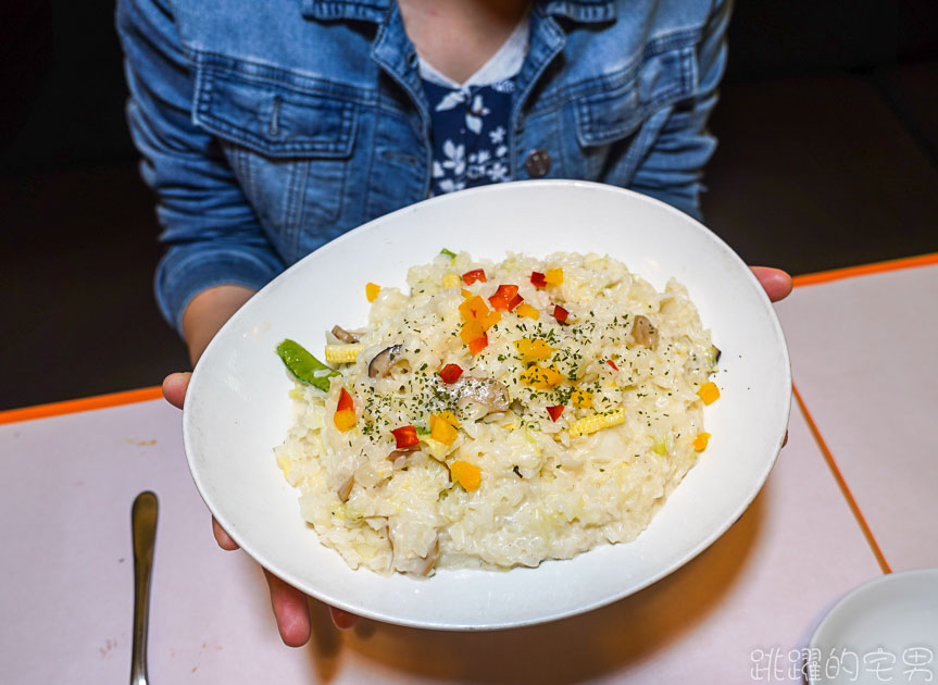 [花蓮美食]流奶與蜜義大利麵燉飯-大推韓式烤飯 口感Q彈超入味 份量足夠吃很爽 限量戰斧豬排吃肉必選 飲料無限暢飲 松露燉飯推薦 花蓮異國料理 流奶與蜜-花蓮店