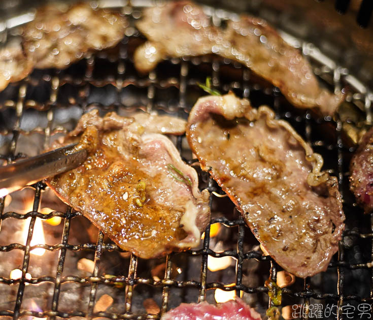 [花蓮美食]石屋燒肉火鍋- 花蓮燒肉吃到飽評論2500則 4.5顆星 還有哈根達斯無限吃 牛排 海鮮 蝦子 鮑魚烤給他爽 這樣還不吃爆  花蓮吃到飽 花蓮火鍋吃到飽