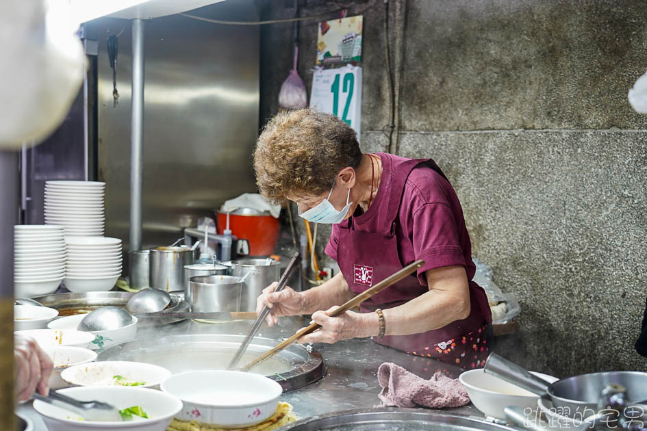 [捷運七張站美食]新店宵夜麵-沒地址開業超過20年的台北麵店  獨特台式酸辣乾麵味道超濃 黑白切推薦! 蛋包牛肉湯 新店小吃 新店美食 新店宵夜