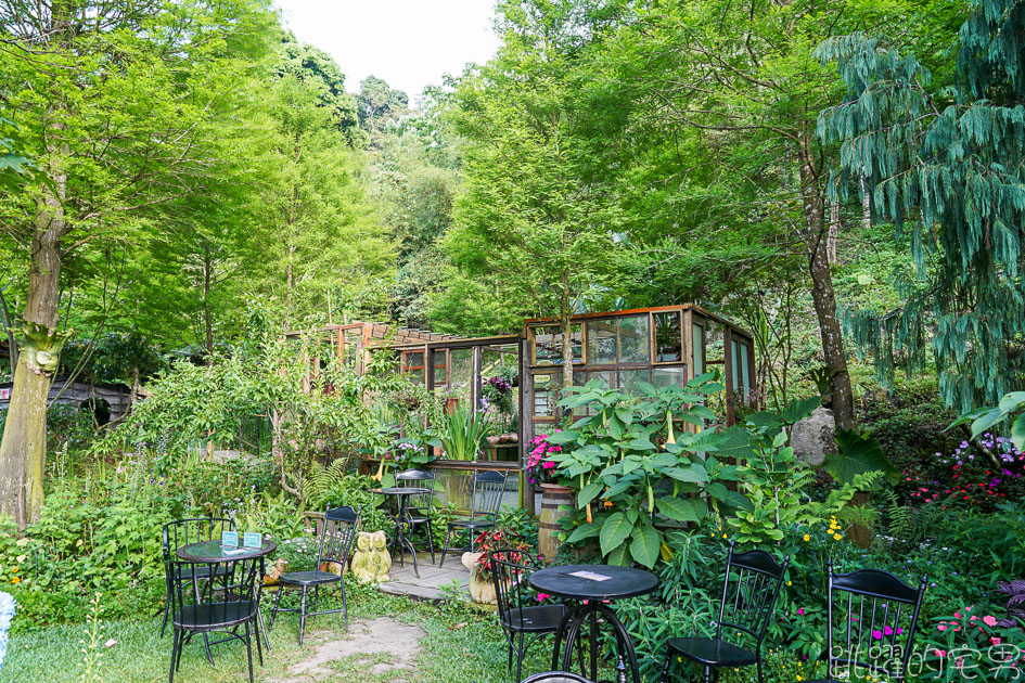 [苗栗景點]卓也小屋度假園區-2021桐花螢火蟲季 油桐花鋪滿地面宛如四月雪 卓也小屋一泊二食 下午茶 晚餐超豐富 薄荷烤雞 大碗公彩色粉粿冰必吃 卓也小屋導覽地圖  苗栗三義景點  卓也書園子 景觀餐廳 卓也藍染DIY