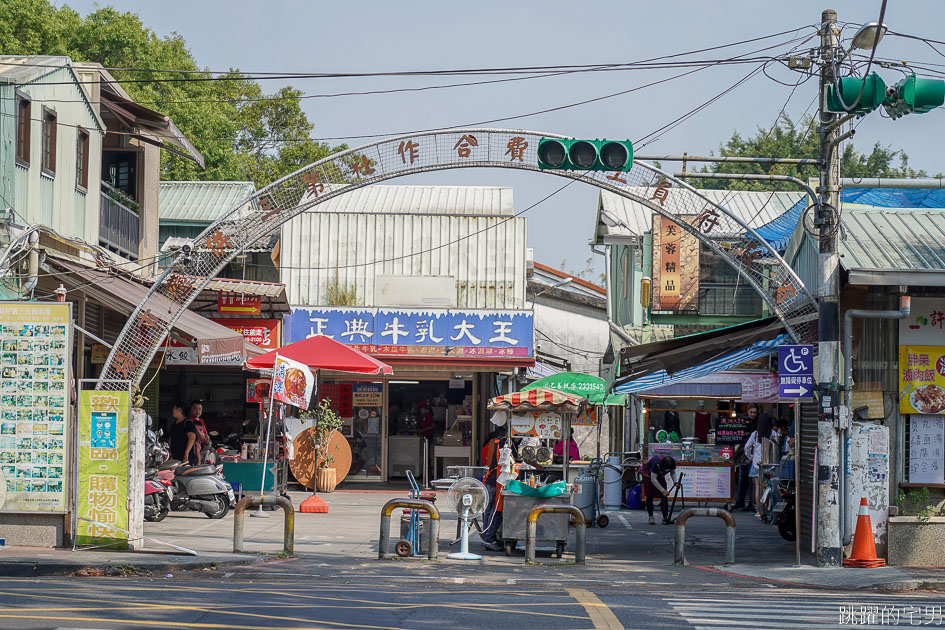 [南投中興新村美食]正典牛乳大王- 這間冰店Google評價3000則有4.3顆星評價 排隊還只能限量買 古早味餅乾三明治冰磚果然值得  招牌特製三文治冰磚