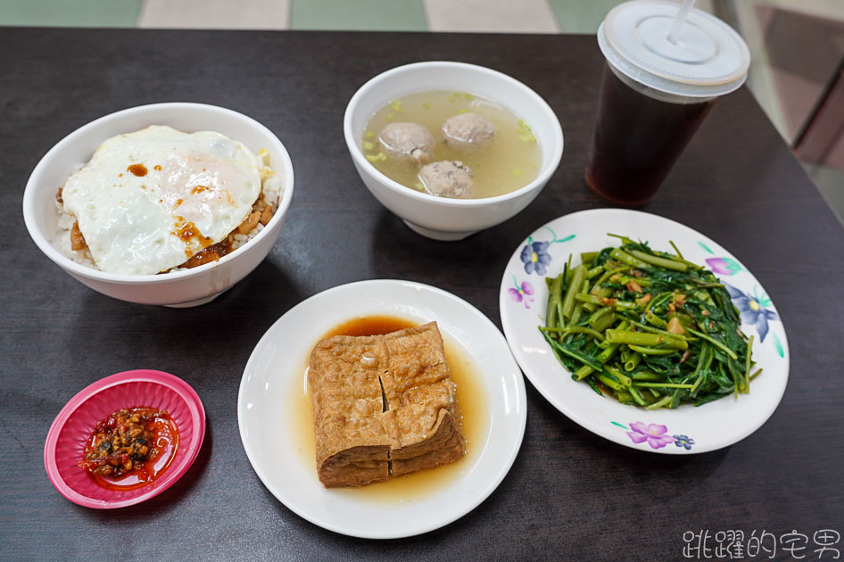 [花蓮美食]竹舍小吃-半熟蛋魯肉飯加特製辣椒馬上擄獲我的心  提供新竹貢丸湯 這家花蓮滷肉飯推薦 竹舍小吃菜單 花蓮小吃