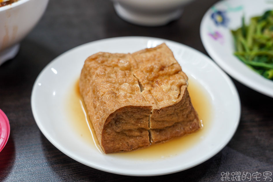 [花蓮美食]竹舍小吃-免費剝皮辣椒讓你吃，加上半熟蛋擄獲我的心，花蓮滷肉飯推薦，花蓮小吃