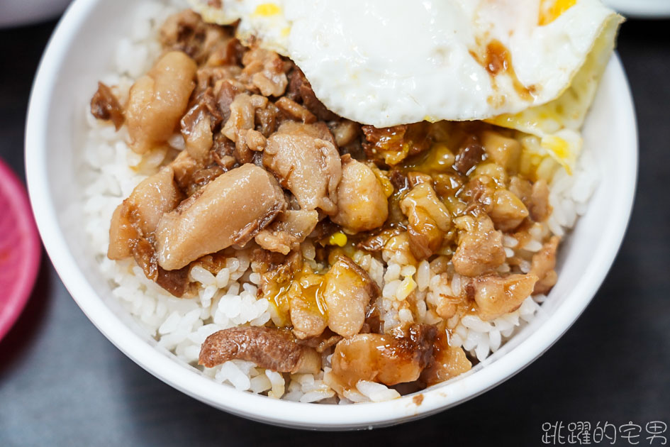 [花蓮美食]竹舍小吃-半熟蛋魯肉飯加特製辣椒馬上擄獲我的心  提供新竹貢丸湯 這家花蓮滷肉飯推薦 竹舍小吃菜單 花蓮小吃