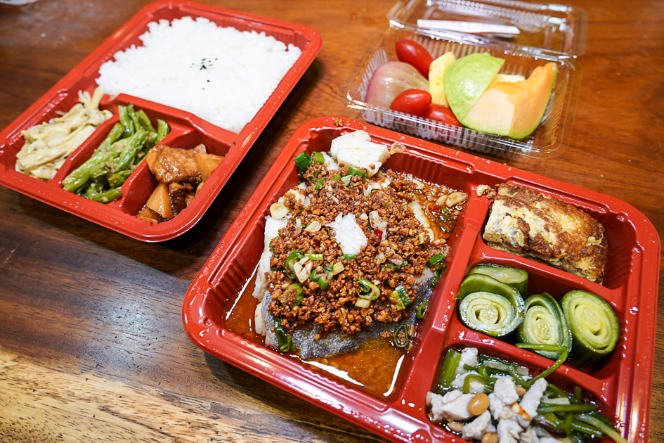 [花蓮美食]闔家歡南北餚餐館-2022老字號館子推出防疫餐盒 一主菜六配菜還有水果盤 200元起超豐富  花蓮便當外帶