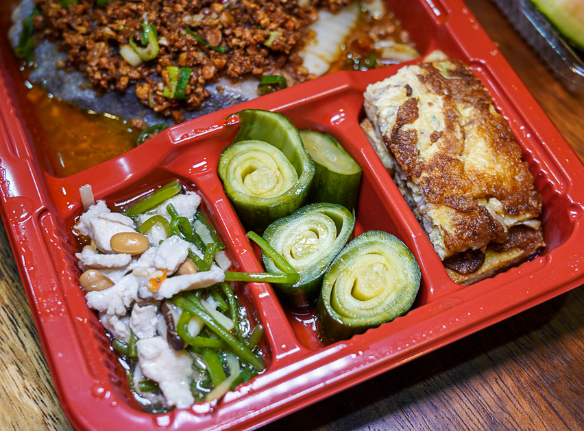 [花蓮美食]闔家歡南北餚餐館-2022老字號館子推出防疫餐盒 一主菜六配菜還有水果盤 200元起超豐富  花蓮便當外帶