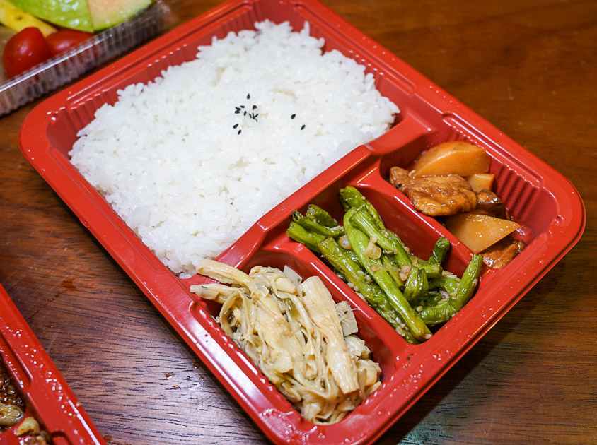 [花蓮美食]闔家歡南北餚餐館-2022老字號館子推出防疫餐盒 一主菜六配菜還有水果盤 200元起超豐富  花蓮便當外帶