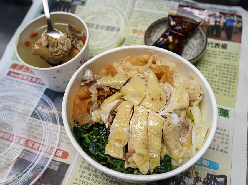 [花蓮美食]洋基牧場-土雞城賣起防疫餐就是厲害  整盒黃澄澄土雞肉跟四樣配菜 附雞湯只要120元  洋基牧場菜單 洋基牧場防疫外帶優惠 提供外送 花蓮防疫便當外帶 @跳躍的宅男