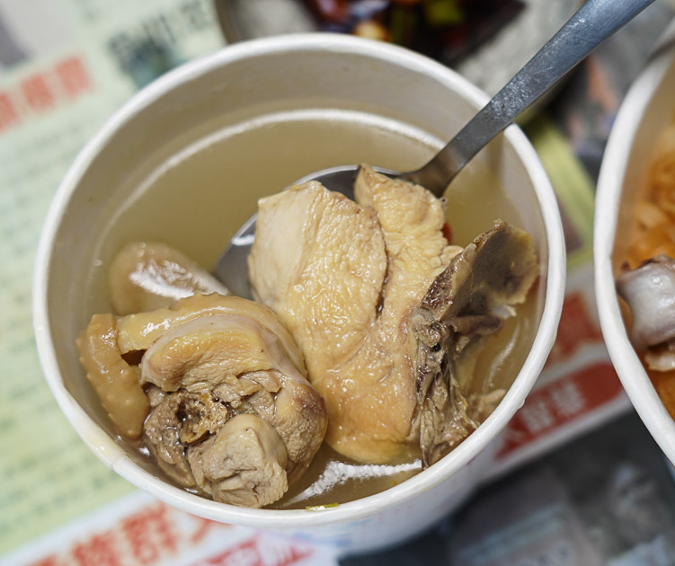 [花蓮美食]洋基牧場-土雞城賣起防疫餐就是厲害  整盒黃澄澄土雞肉跟四樣配菜 附雞湯只要120元  洋基牧場菜單 洋基牧場防疫外帶優惠 提供外送 花蓮防疫便當外帶