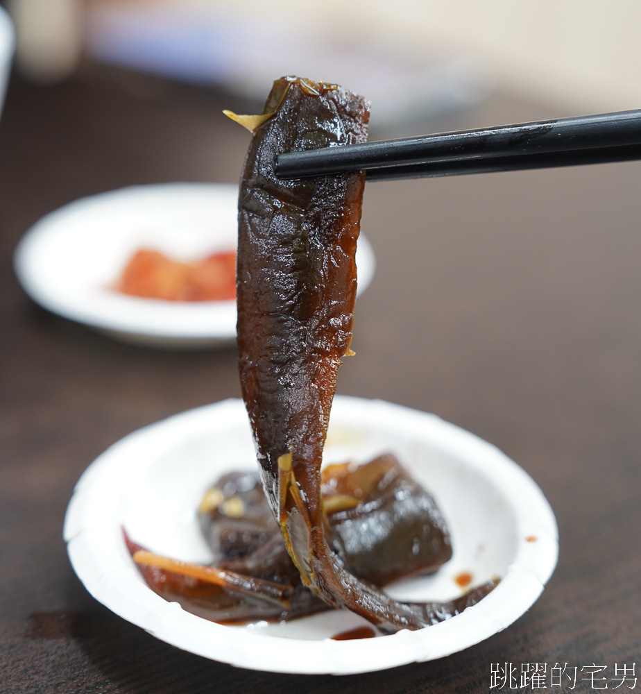 [花蓮美食]竹舍小吃-免費剝皮辣椒讓你吃，加上半熟蛋擄獲我的心，花蓮滷肉飯推薦，花蓮小吃