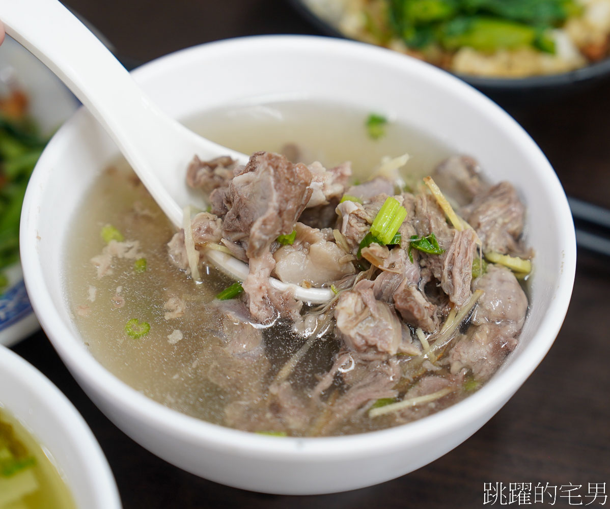 [花蓮美食]竹舍小吃-免費剝皮辣椒讓你吃，加上半熟蛋擄獲我的心，花蓮滷肉飯推薦，花蓮小吃