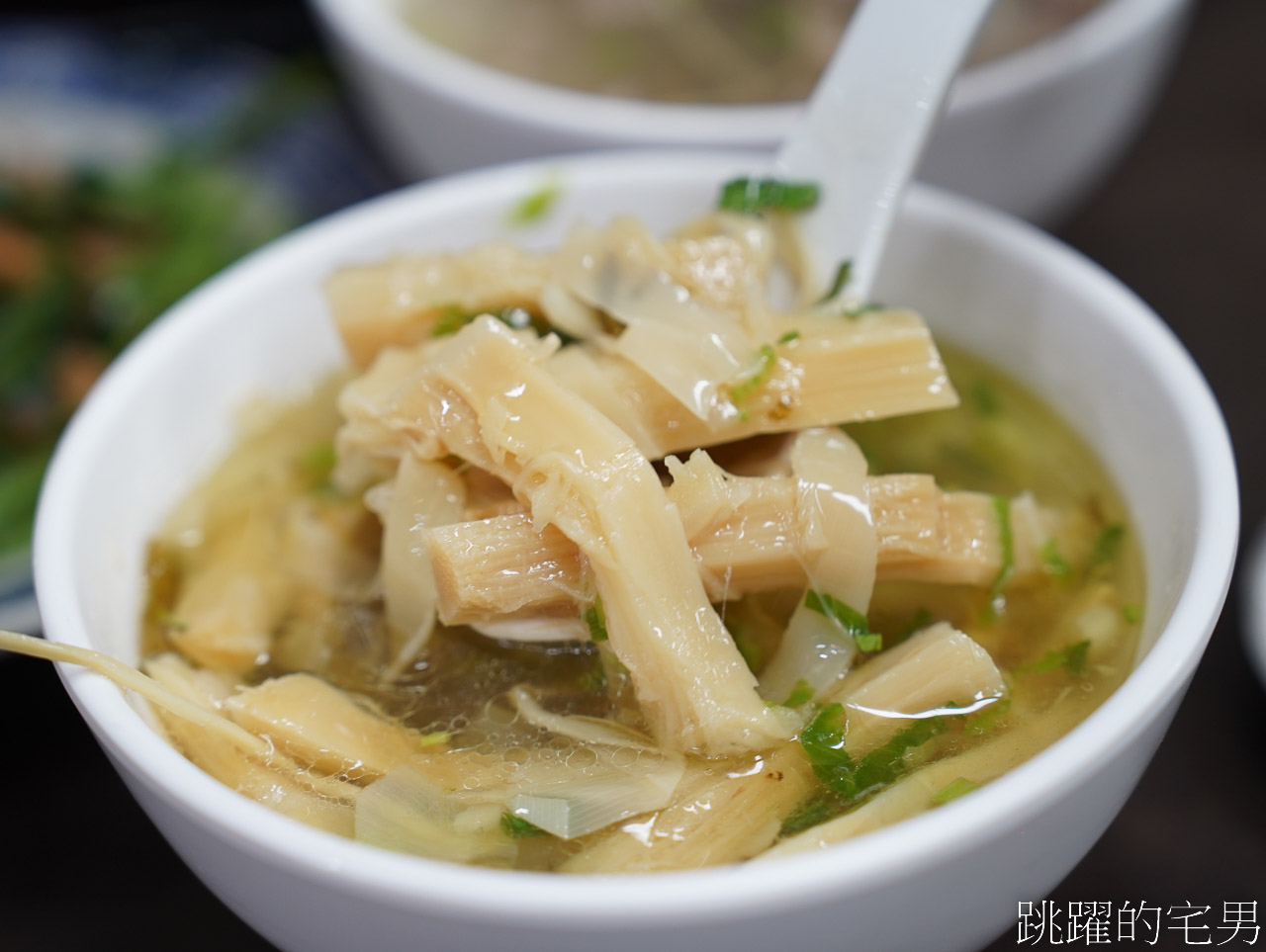 [花蓮美食]竹舍小吃-免費剝皮辣椒讓你吃，加上半熟蛋擄獲我的心，花蓮滷肉飯推薦，花蓮小吃