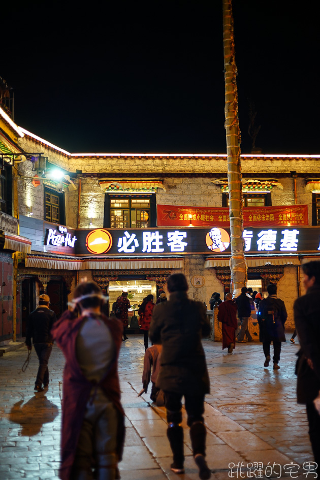 西藏5天4夜旅遊行程第二天-全西藏第一座佛寺 建立居然跟文成公主有關 夜晚的大昭寺有如黃金城  八廓街市集超大超好逛 頂樓喝西藏甜茶非常悠閒  世界文化遺產 西藏景點 西藏旅遊