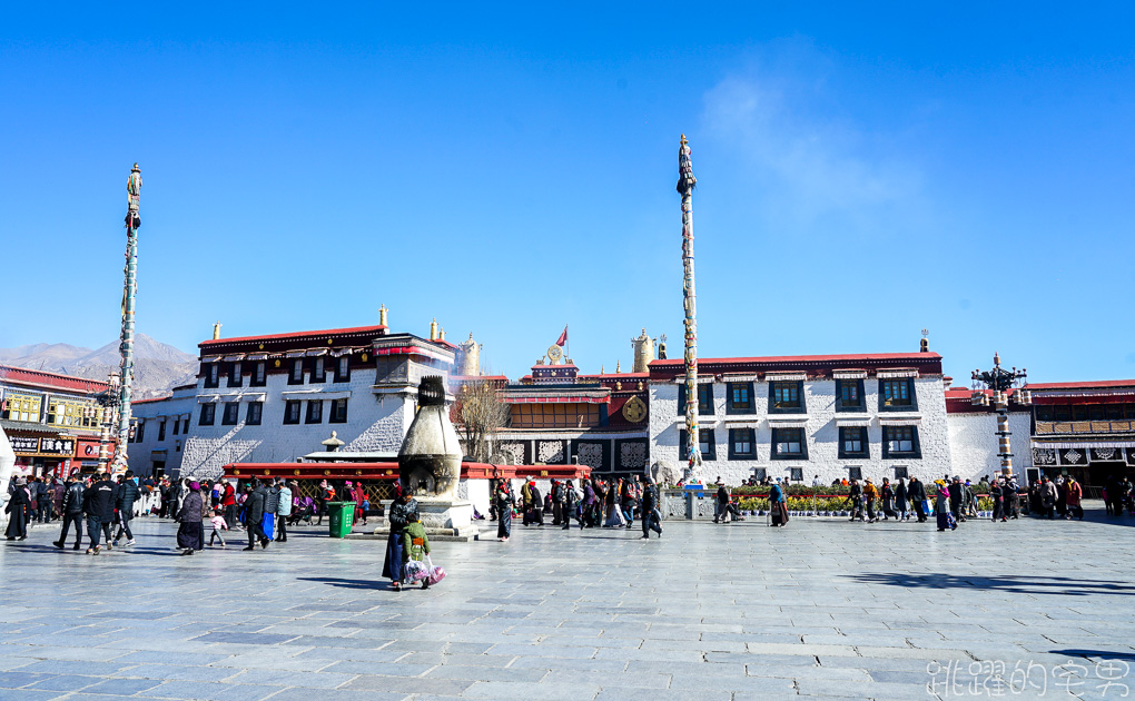 西藏5天4夜旅遊行程第二天-全西藏第一座佛寺 建立居然跟文成公主有關 夜晚的大昭寺有如黃金城  八廓街市集超大超好逛 頂樓喝西藏甜茶非常悠閒  世界文化遺產 西藏景點 西藏旅遊