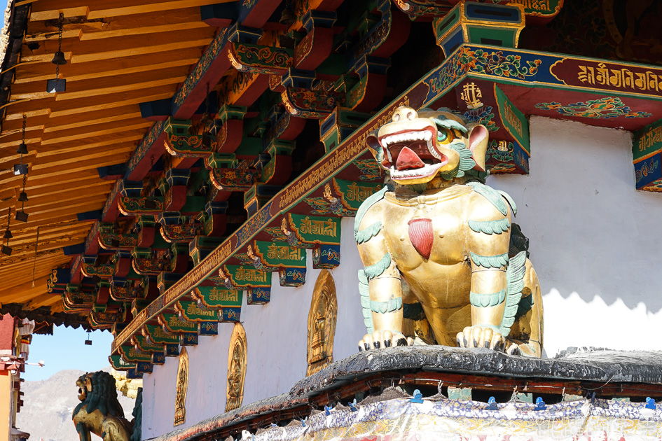 西藏5天4夜旅遊行程第二天-全西藏第一座佛寺 建立居然跟文成公主有關 夜晚的大昭寺有如黃金城  八廓街市集超大超好逛 頂樓喝西藏甜茶非常悠閒  世界文化遺產 西藏景點 西藏旅遊