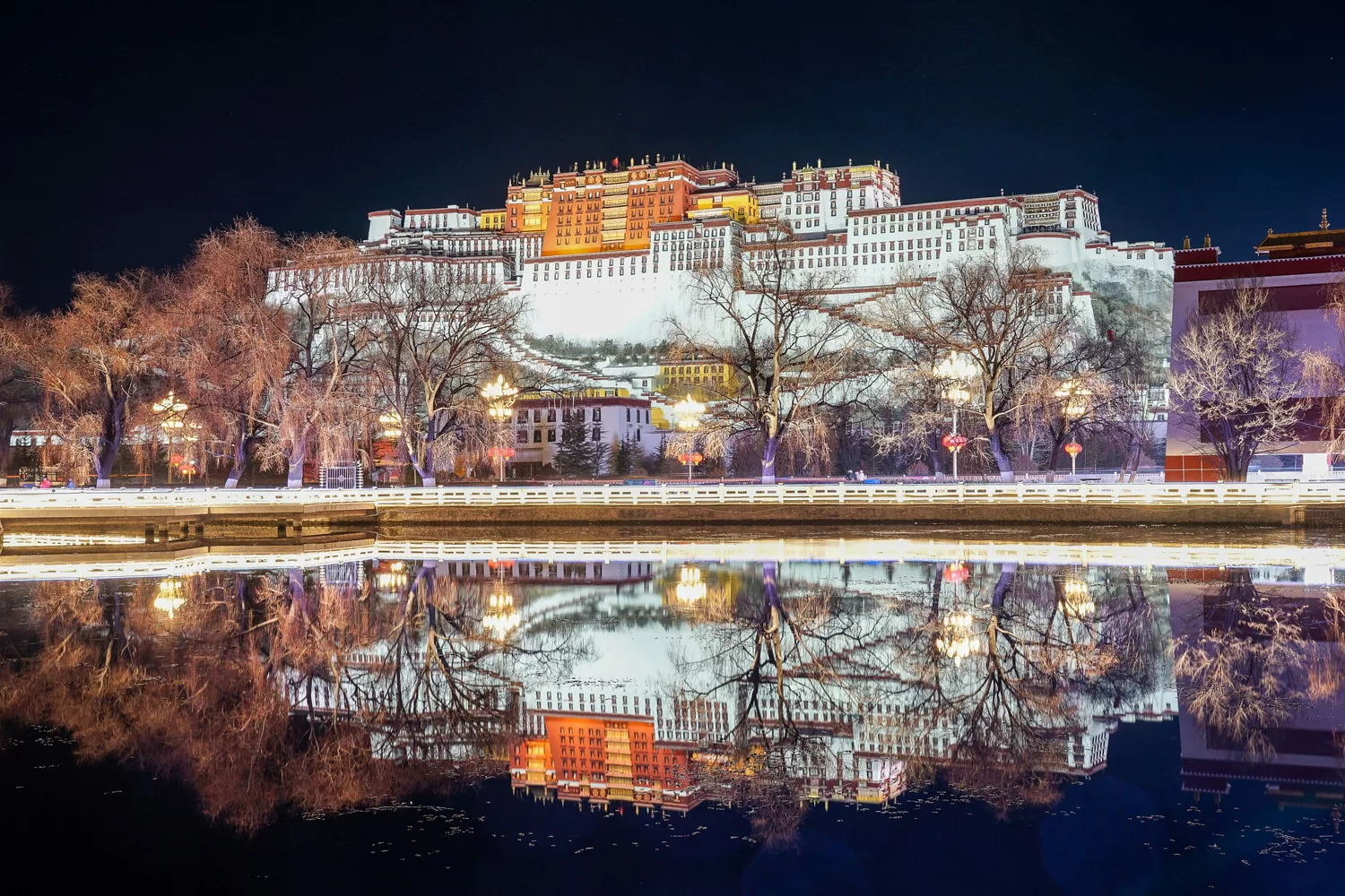 西藏5天4夜旅遊行程-原來建立布達拉宮的理由全都因為愛，布達拉宮裡的愛情故事以及千百年累積的意念情感，沒去西藏不知道，去了才知道祂改變你什麼@跳躍的宅男 @跳躍的宅男