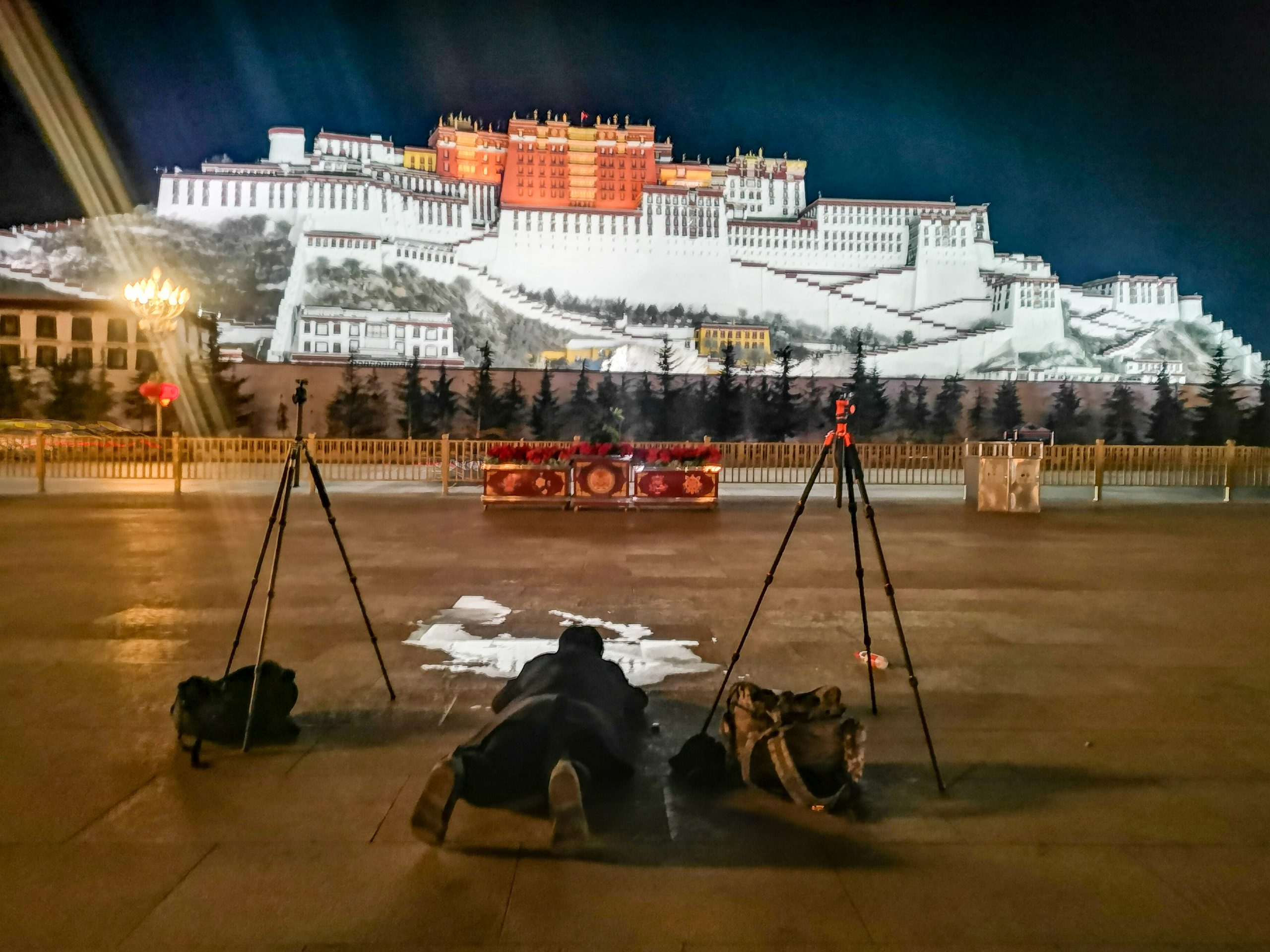 西藏5天4夜旅遊行程-原來建立布達拉宮的理由全都因為愛，布達拉宮裡的愛情故事以及千百年累積的意念情感，沒去西藏不知道，去了才知道祂改變你什麼@跳躍的宅男