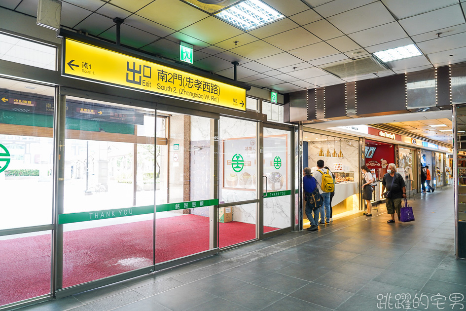 肉桂捲控看過來 台北車站新開肉桂捲專賣店  15種口味肉桂捲讓人口水直流 獨家口味白蘭地蘋果  必點檸檬乳酪肉桂捲 這肉桂捲也太大了@跳躍的宅男