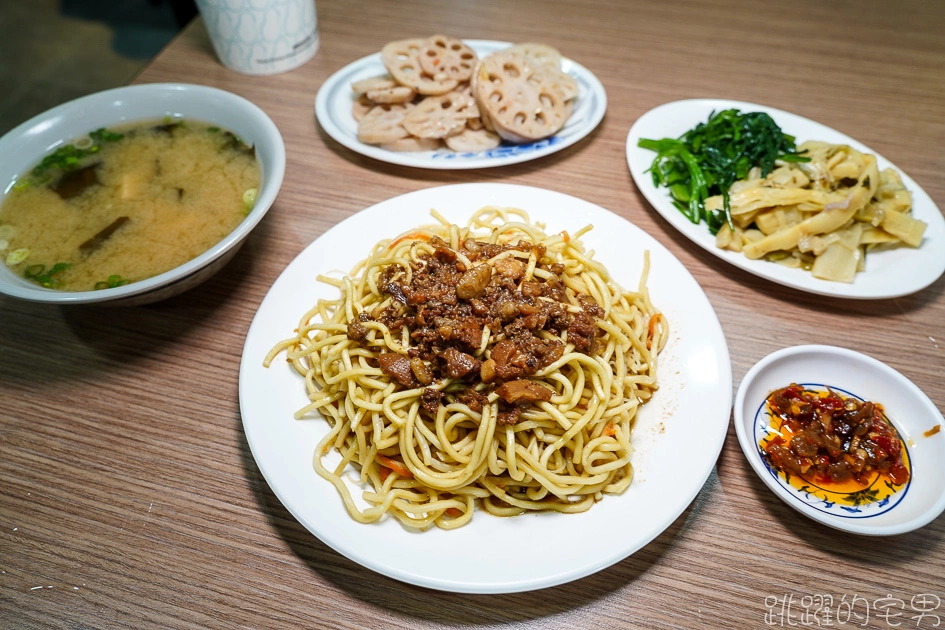 讓人一吃就會愛上的排骨飯 ! 金黃酥脆超大片! 麵皮不油咬起來還卡滋作響   宛如自助餐檯的豐富配菜 能開40年的金蘭號小吃果然厲害@跳躍的宅男