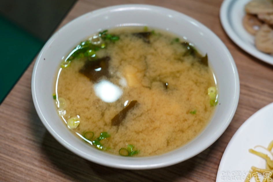 讓人一吃就會愛上的排骨飯 ! 金黃酥脆超大片! 麵皮不油咬起來還卡滋作響   宛如自助餐檯的豐富配菜 能開40年的金蘭號小吃果然厲害@跳躍的宅男