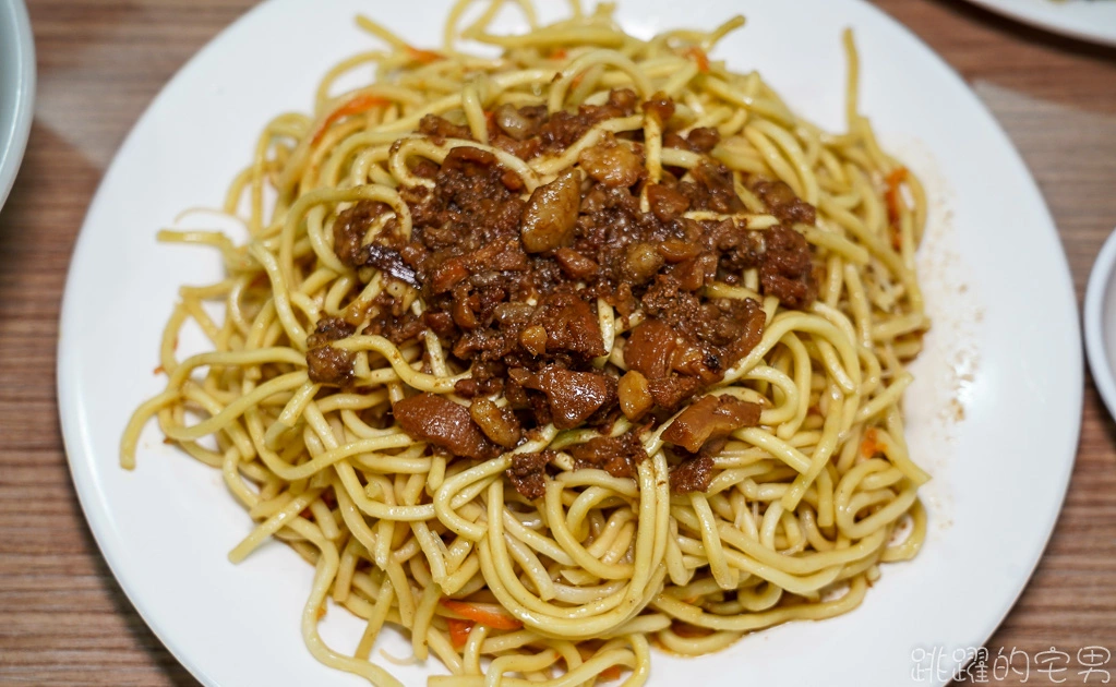 讓人一吃就會愛上的排骨飯 ! 金黃酥脆超大片! 麵皮不油咬起來還卡滋作響   宛如自助餐檯的豐富配菜 能開40年的金蘭號小吃果然厲害@跳躍的宅男