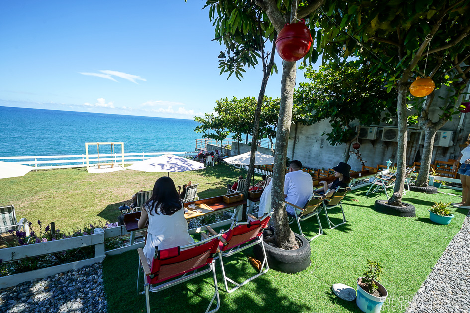 IG網美們可以出發了! 花蓮海景咖啡廳  眼前整面太平洋海景，療癒看海放空  裝置藝術超好拍，鹽寮咖啡廳