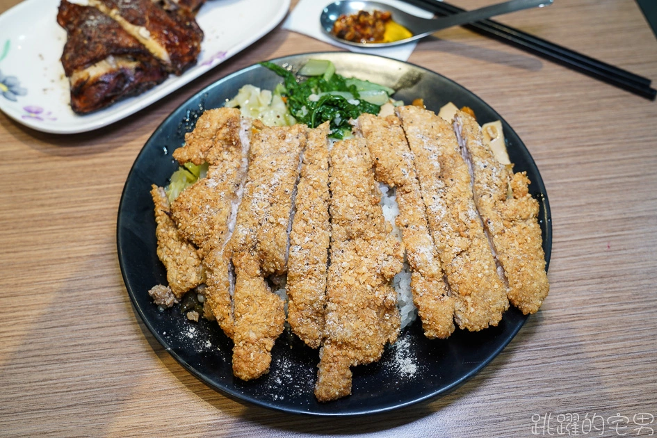 讓人一吃就會愛上的排骨飯 ! 金黃酥脆超大片! 麵皮不油咬起來還卡滋作響   宛如自助餐檯的豐富配菜 能開40年的金蘭號小吃果然厲害@跳躍的宅男